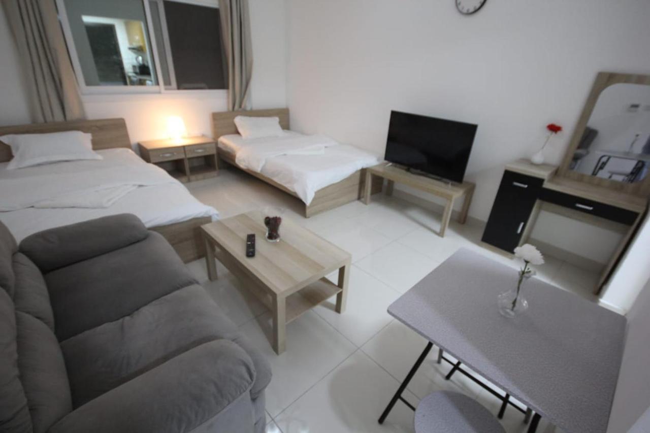 Cozy Rooms And Small Partitions For Men Guests In Dubai Eksteriør bilde
