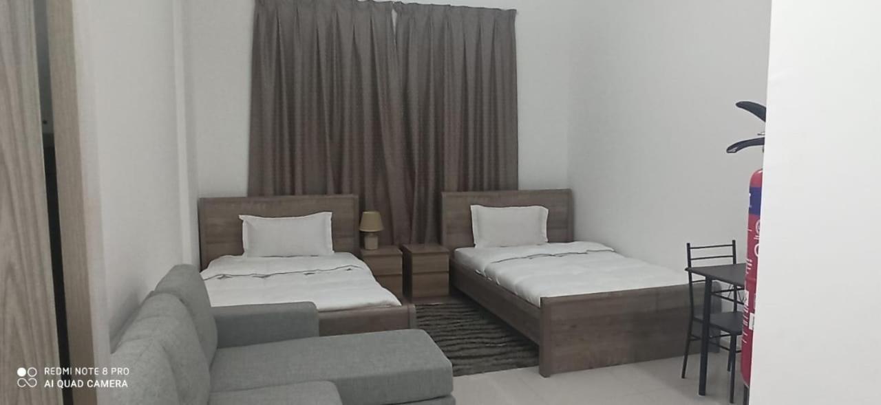 Cozy Rooms And Small Partitions For Men Guests In Dubai Eksteriør bilde
