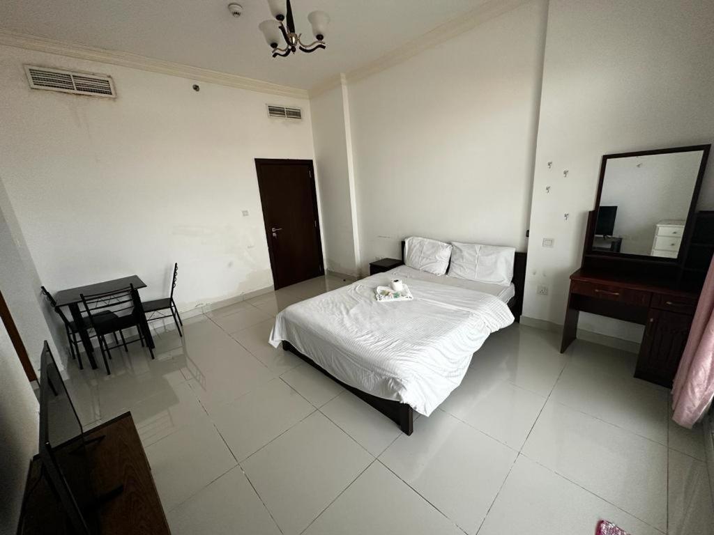Cozy Rooms And Small Partitions For Men Guests In Dubai Eksteriør bilde